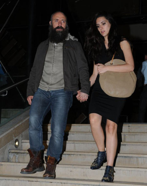 Usta oyuncuya en büyük sürpriz ise mekâna girdiği sırada çalan mehter marşı oldu. Hayli duygulanan ve mutlu olan Ergenç pastasını sıkı sıkı sarıldığı eşi Bergüzar Korel'le birlikte üfledi.