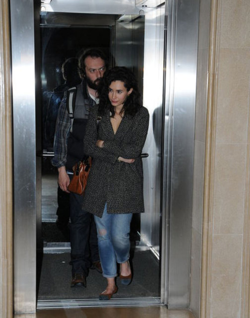 Çıkışta gazetecilerin olduğunu öğrenen çift asansörle otoparktan kaçmaya çalıştı. Asansör çalışmayınca planları bozulan ikili, mekândan sorulan sorulara cevap vermeyerek ayrıldı.