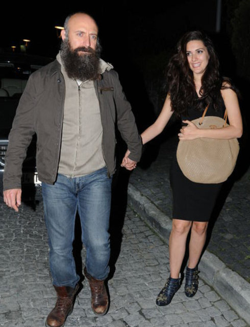 Bu sürprizle şaşkınlık yaşayan Ergenç, eşine sarılarak pastanın mumlarını birlikte üfledi. Eğlenceli geçen partide bir ara sahneye çıkan Bergüzar Korel, Ebru Gündeş'in 'Seni İstiyorum' şarkısını söyledi.