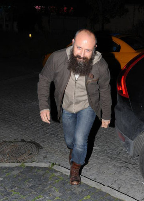 IŞIKLAR YANDI VE... - Usta oyuncu Halit Ergenç eşinin organize ettiği sürpriz doğum gününden habersiz mekâna girdiği sırada ışıklar yandı ve Mehter Marşı çalmaya - başladı. Oyuncunun dostları hep bir ağızdan "İyi ki doğdun Halit" diye bağırdı.