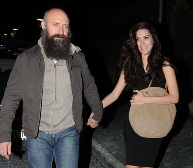 Güzel şarkı söylediği bilinen Korel, eşine bir jest daha yaparak sahneye çıktı ve Ebru Gündeş'in 'Seni İstiyorum' adlı şarkısını söyledi.