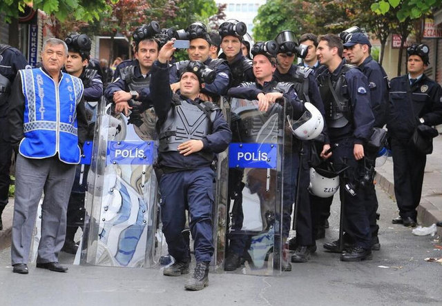 Al Jazeera Türkiye'den Güray Evrin'in çektiği polis selifesi pozu uzun süre konuşulacak cinsten.