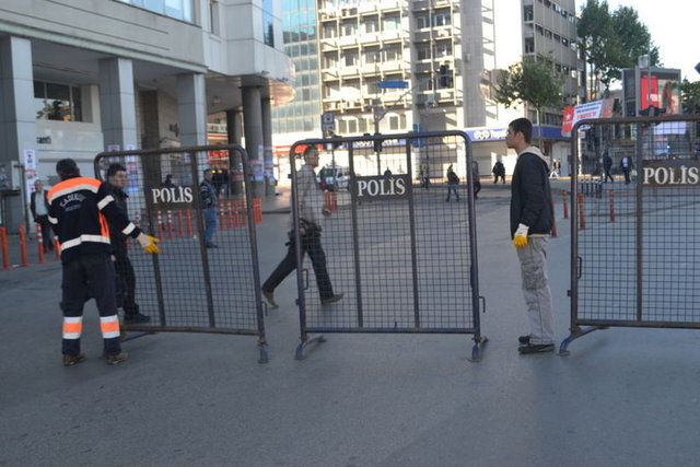 Beşiktaş, Kabataş ile Mecidiyeköy'den Harbiye istikametinde polis bariyer ve TOMA'larla konuşlanmış durumda.