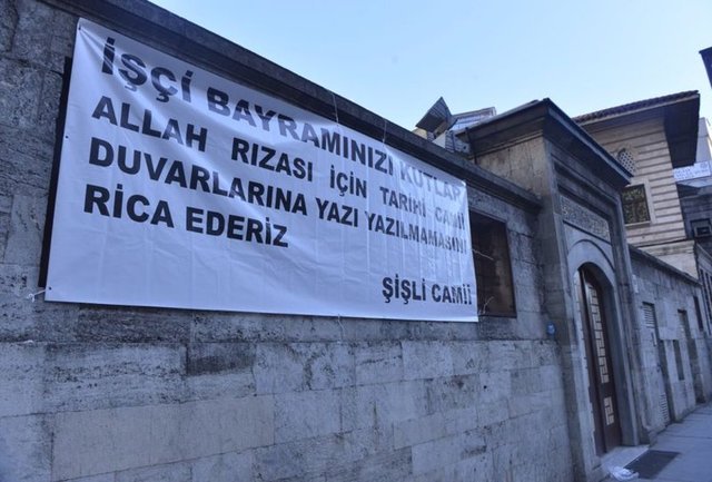İstanbul'da ilginç bir tedbir de Şişli Camii'nden geldi. Cami duvarına asılan bir pankarttaki "İşçi Bayramınızı kutlar Allah rızası için tarihi camii duvarlarına yazı yazılmamasını rica ederiz" yazısı dikkat çekti.