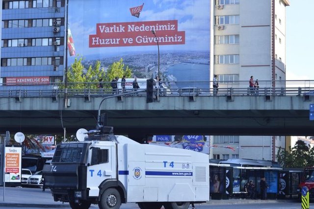 İstanbul Valiliği'nin yaptığı açıklamayla Taksim Meydanı'nın 1 Mayıs kutlamasına yasaklanmasının ardından, İstanbul'da olağanüstü tedbirler alındı.