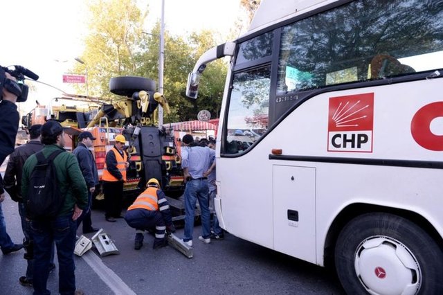 Bunun yanı sıra sabah erken saatlerde Beşiktaş'ta bulunan CHP'ye ait olan otobüs çekildi.