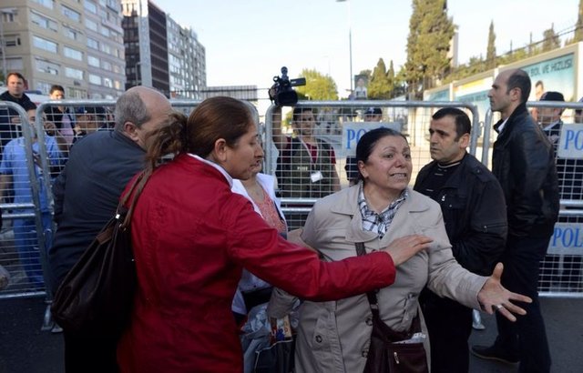 Polis ekiplerinin vatandaşlara izin vermemesi nedeniyle vatandaşlar alternatif yollara yönlendirildi. Bazı vatandaşlar ise ulaşım sıkıntısı nedeniyle yürümeyi tercih etti. -