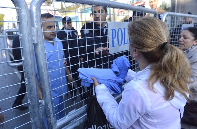 Büyükdere Caddesi girişine kurulan polis bariyerleri nedeniyle hastaneye ve iş yerlerine gitmek isteyen vatandaşlar ile polis arasında tartışma yaşandı.