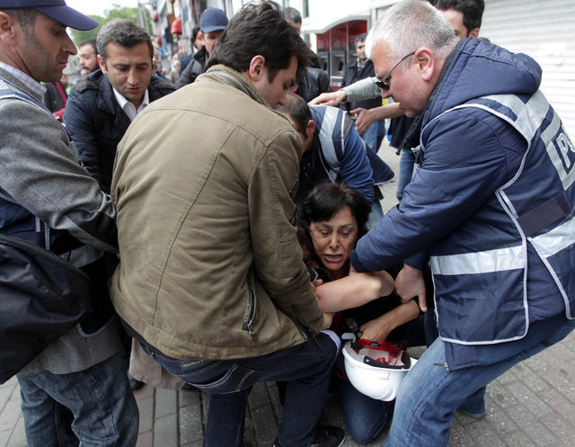 Gerginliğin ardından polis; genci, Şafak Pavey'i ve Ayşe Önal'ı serbest bıraktı.