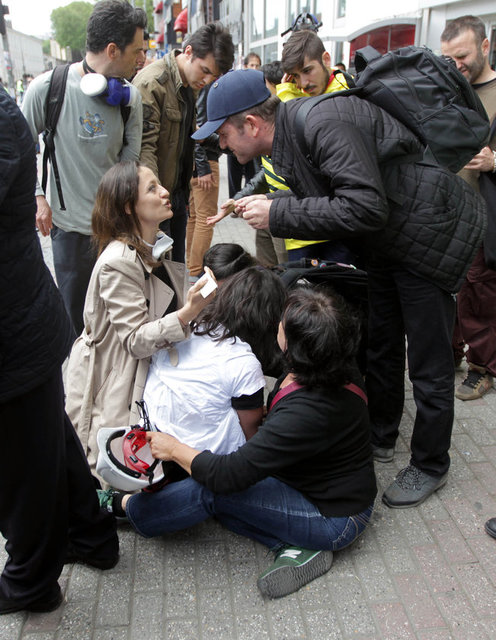Pavey, CHP'li milletvekilleri ile birlikte vatandaşların barışçıl gösteri haklarını korumaya çalıştıklarını belirterek, yaşadıklarını şöyle anlattı: