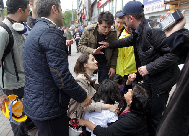 Şafak Pavey ve annesi gazeteci Ayşe Önal suçsuz olduğunu iddia ettikleri bir gencin gözaltına alınmasını engellemeye çalıştı.