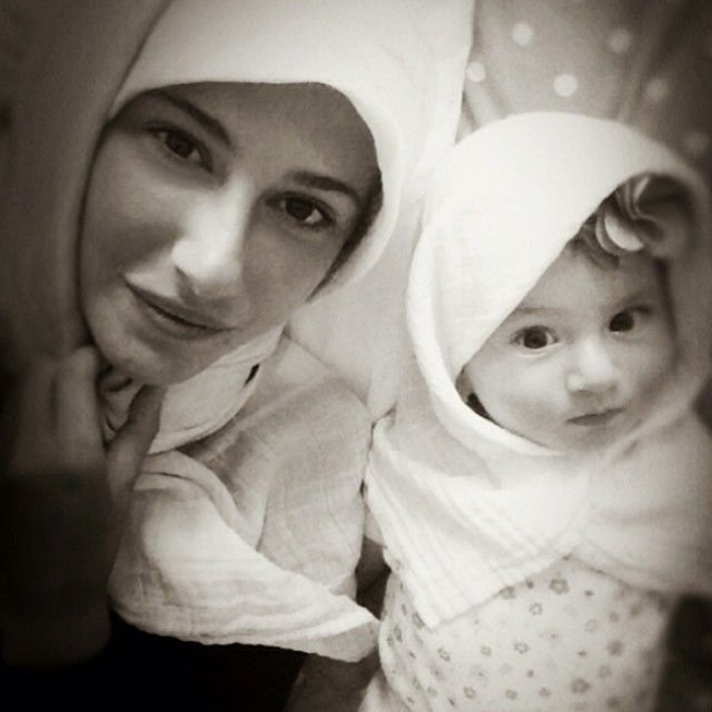 Şeyma Subaşı, Acun Ilıcalı ile ilişkisinden olan 5 aylık kızı Melissa'yla birlikte türban takıp selfie çekti!