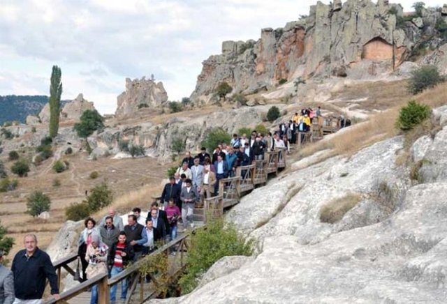 Dinozorların ayak izlerinin de bu faktör sayesinde günümüze kadar kaldığını belirten Rus bilim adamı izlerin yaklaşık 12-14 milyon yıl öncesine ait olduğunu ekledi.