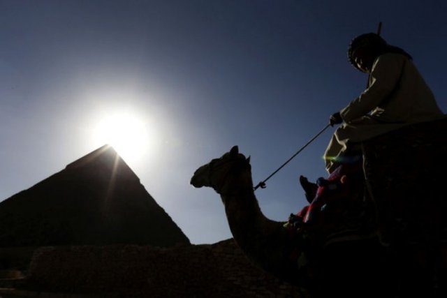 PİRAMİTLERİN GİZEMLİ TARİHİ ÇÖZÜLDÜ  Amsterdam Üniversitesi araştırmacılarının gizemli Mısır Piramitleri'nde yaptıkları araştırmada ıslak kum bulunduğu ve bu bileşenin piramit yapımına karşı önemli bir ipucu olduğu belirtildi.