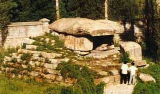 Ayrıca Piramitler içindeki Ön-Türkçe yazıtlar üzerinde de araştırma başlatılamamıştır.