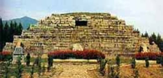 Piramitlerin yüksekliği ve şekli itibariyle ilgi çekmemeleri için Çin hükümeti tarafından kamufle edildiği de iddia ediliyor.