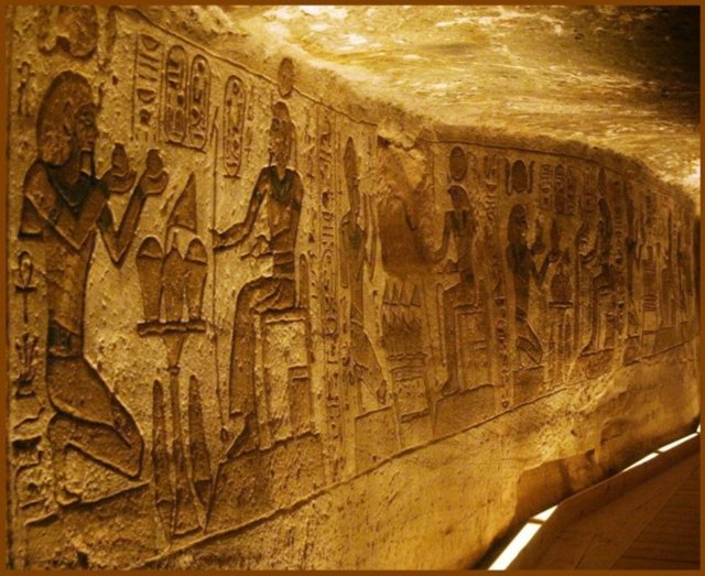 Mısır Piramitleri, Mısır'da yer alan eski piramit şekillerde yapılardır. Mısır'da 100'den fazla piramit vardır.