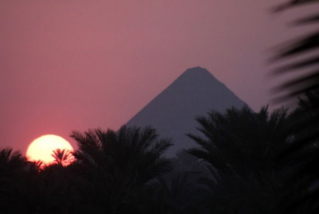 Piramitlerin çoğu Eski Krallık Dönemi'nden Orta Krallık Dönemi'ne kadar firavunların mezarı için inşa edilmiştir. Bilinen en eski piramit 3.Hanedan döneminde inşa edilen Basamaklı Piramit'tir.
