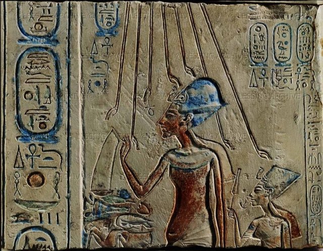 Akhenaton öldükten sonra halkı rahiplerin baskısıyla birlikte tekrar eski dinine dönmüştür. Tek tanrısı adına kurduğu şehir terk edilmiş, ismi yazılı her anıttan çıkarılmış, unutulması için nesiller boyunca çaba sarfedilmiştir.