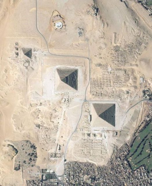 Bloklar, iskele ile piramit arasında döşenmiş granit geçitten, tahta silindirler üzerinde çekilerek yerine ulaştırılırdı.