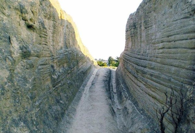 Afyon'da 14 milyon yıl önceden kalma araç varmış! Rus jeolog Alexander Koltypin, Afyon'daki Frig Vadisi'nde bulunan tarihi izler üzerindeki araştırması sonucu, izlerin "üstün zekâlı bir ırkın yaşadığı" döneme ait olabileceğini belirtti.