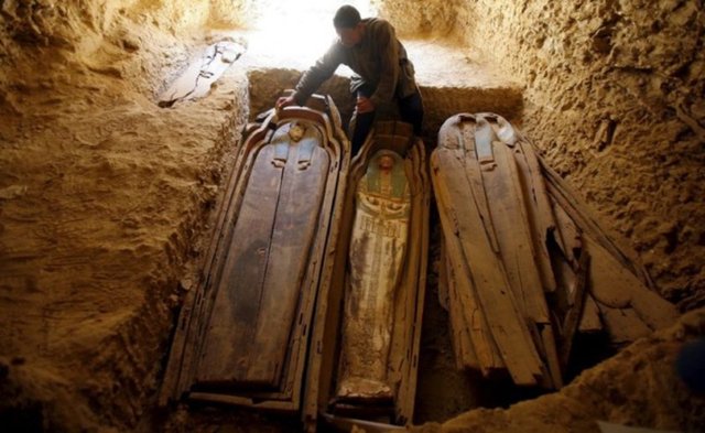 Gize Piramitleri'nin en büyüğü olan Keops Piramidi şu ana kadar zarar görmeden ayakta duran, Dünya'nın Yedi Harikası'ndan biri olarak görülmektedir.