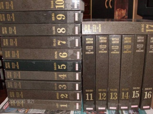 Hiç Kullanılmayan Meydan Larousse Seti - Bunun Büyük Larousse, Temel Britannica gibi çeşitleri de mevcuttur. Eskiden kuponla alınan bu ansiklopedi setleri, hiç açılmaz, kullanılmaz, fakat bir bilgi aşığıymışçasına evimizin en görünür yerine konur.