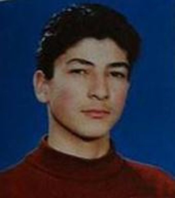 Yakışıklılığıyla daha lise zamanlarında "kendi çapında" nam salan bu ünlüyü tanıdınız mı...