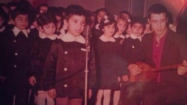 O zamanlar da şarkı söylemeyi çok sevdiğini belirten ünlü türkücü fotoğrafın altına, 'Sene 1982... 6 yaşındayım ve okuma bayramı etkinlikleri... Ve ben o yaşta mikrofon önümde türkü söylüyorum. Hangi türküyü söylüyorum acaba? ' mesajını yazdı.