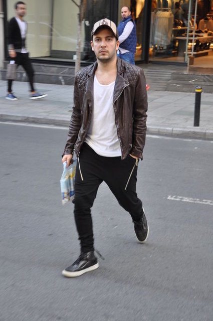 Oyuncu ve şarkıcı Oğuzhan Koç ilkokul fotoğrafını paylaştı.