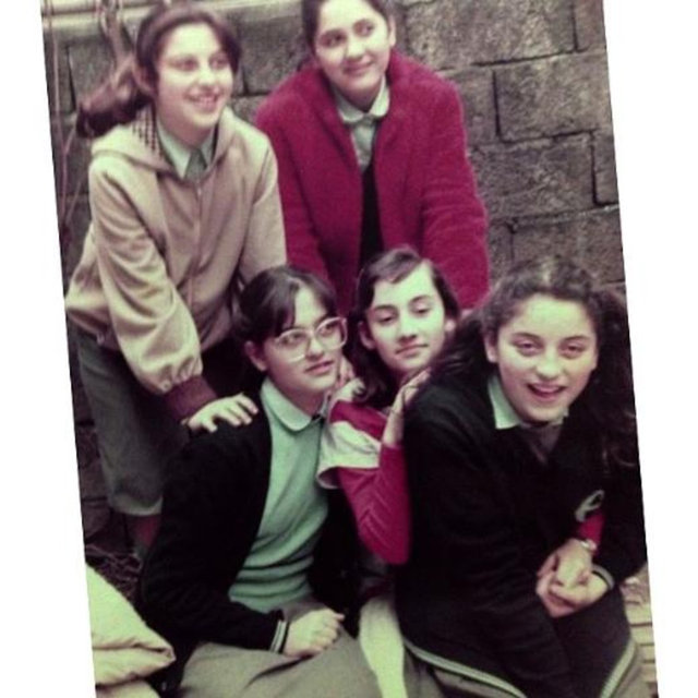 Yaş 11...Konservatuar yıllarımın ilk fotosu bu sanırım.Yeni gördüm ben de...Çok hoşuma gitti. Ben ve ömürlük arkadaşlarımdan Şehnaz,Funda,Serap,Aşkın tenefüste:) Gözlüklerimle bir bütünüm o zamanlar:))