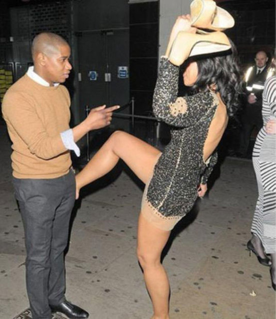 Birbirinden ilginç hareketler yapan ünlü oyuncunun ayakta duramayacak kadar alkollü olduğu da gözlerden kaçmadı.  -