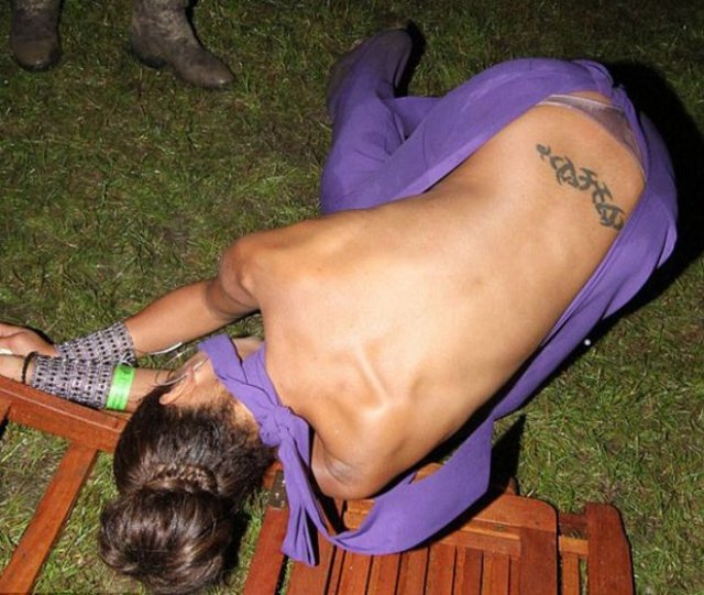 Elbisesi çamura bulanan yıldız frikik vermekten kurtulamadı. Layla Flaherty daha önce de rahat hareketleri nedeniyle İngiliz basınına konu olmuştu.