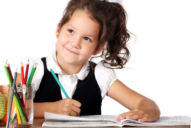 Bunun yanında okula yalnız gidip yalnız gelirsiniz, anne-babanız çalışıyorsa akşama kadar koskoca evde yapayalnız kalırsınız.