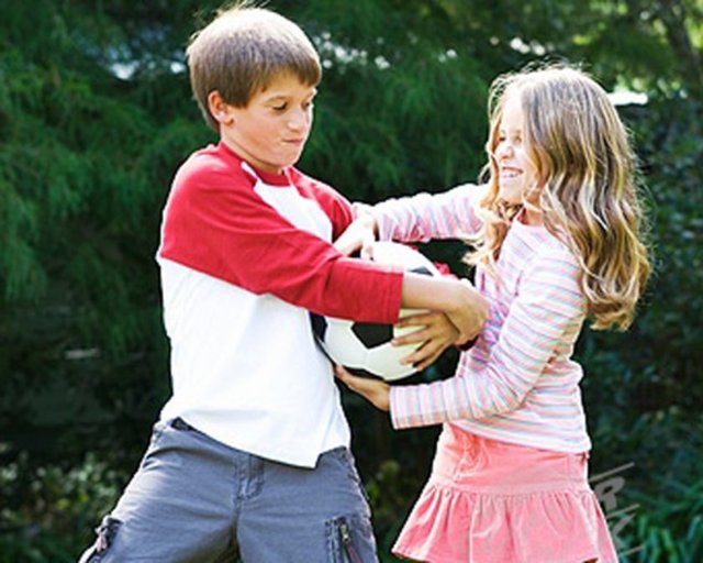 16. Bir kavga esnasında karşı tarafa göz dağı verebilecek bir büyük kardeşin olmamasıdır - Kimseye "sizi abime dövdürtücem" diyememektir.