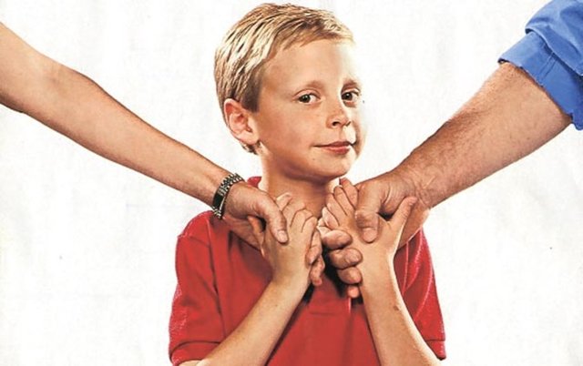 Tek çocuk olmak; bir yandan çocukluğunuzu doyasıya, anne babanın kuşatması altında sevgi dolu geçirirken öte yandan yalnızlık duygusunun başı çektiği bir takım problemlerle mücadele etmek zorunda kalıyorsunuz...