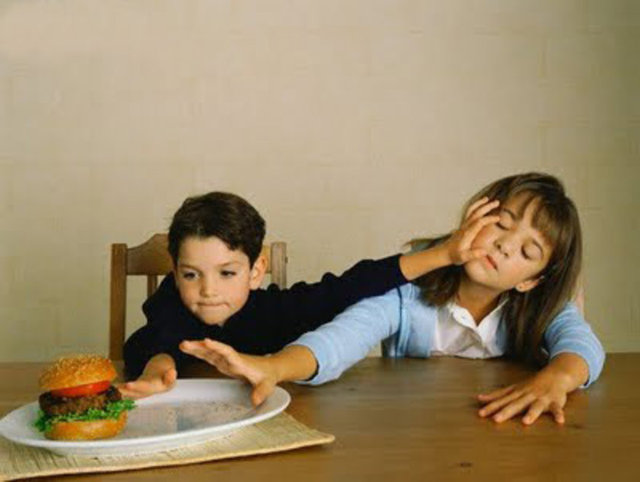 10. Rekabette acemiliktir - Çünkü yemeğin en büyük kısmını, en iyi yerini, en güzel elmayı yemek için kapışması gereken bir kardeşi yoktur.