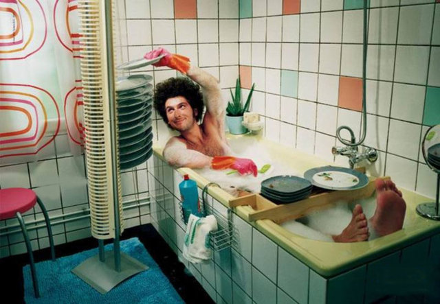 Temizlik sırasında anneye yardım etmek, pazara gidildiğinde babaya yardım etmek, kavga sırasında başının çaresine bakmak vb. türlü çeşitli işlerin hepsi tek çocuğun eline bakar.