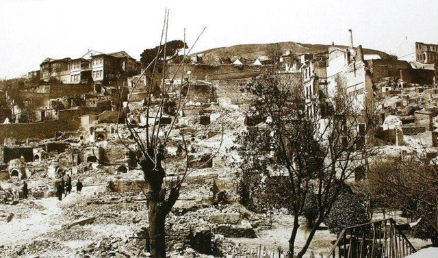 127 yıl önce bugün çekilen bir fotoğraf... Yangın sonrası Arnavutköy