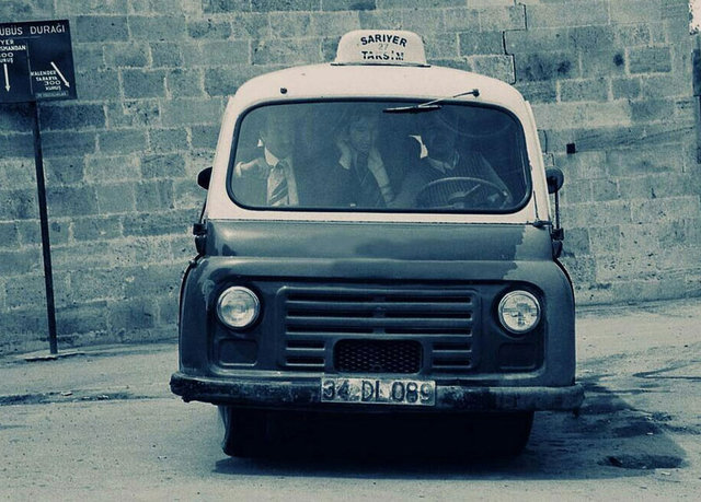 Eski İstanbul'u özleyenler Twitter'da 'Bir İstanbul Hayali'nin paylaştığı fotoğraflarla özlemlerini gideriyor. İşte sizi geçmişe götürecek o karelerden bazıları... - Sarıyer-Taksim dolmuşu