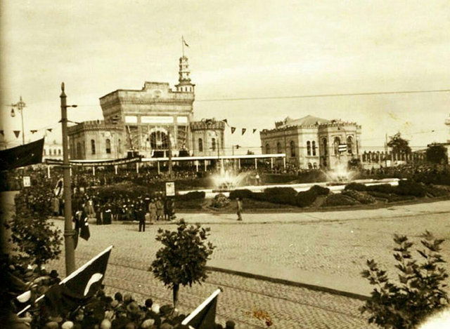 Beyazıt Meydanı'nda bir bayram günü (1940'lı yıllar)