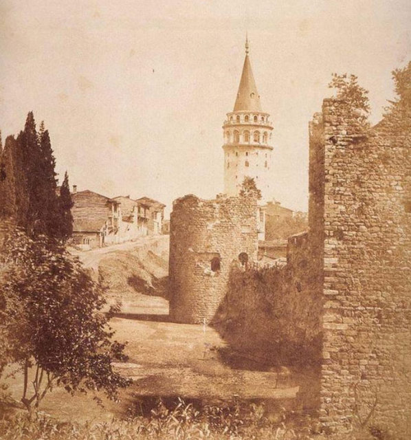 Galata Kulesi (1850'li yıllar) Kulenin külah kısmı 1860'lı yıllar sonrası kaldırılmış. 1960'larda tekrar konulmuş.