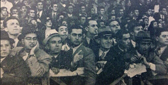 Kadıköy'de Fenerbahçe - Galatasaray maçı ve tribünde taraftarlar. (1939)