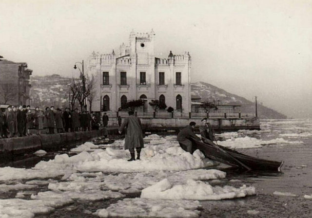 Sarıyer (Ocak 1954)Tuna Nehri'nden kopan buz parçaları istanbul Boğazı'nda...