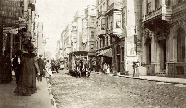 İstiklal Caddesi'nde atlı tramvay