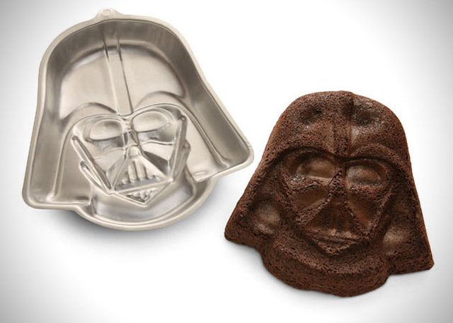 Darth Vader kek kalıpları ile mükemmel kekler yapabilirsiniz.