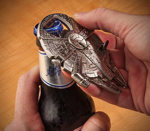 Han Solo'nun uzay aracı Millenium Falcon şeklindeki şişe açacakları