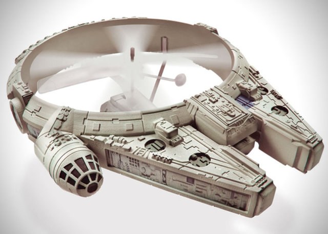 Uzaktan kumandalı Millenium Falcon