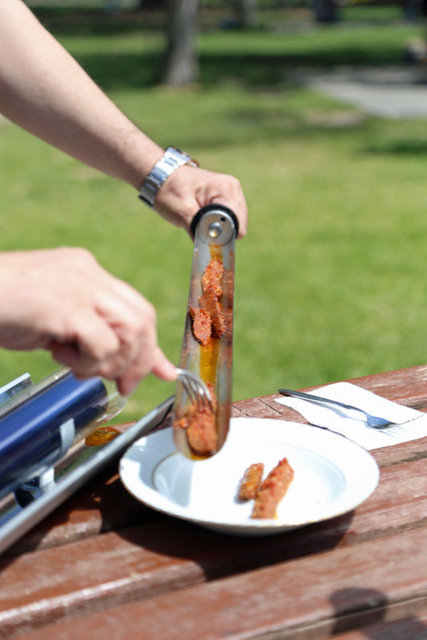 tüp şeklindeki pişiricide sucuk, et gibi yiyeceklerin yanı sıra sebze yemeği ve pilav da pişirilebildiğini belirtti.