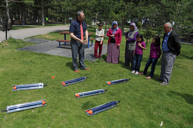 Paslanmaz çelikten yapılan ürünün hijyenik olduğuna dikkati çeken Baysal, "Mangalı yakmak için kömüre, oduna ihtiyaç yok.